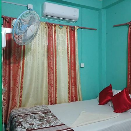 Tiger Corner Inn Homestay Sauraha Exterior photo