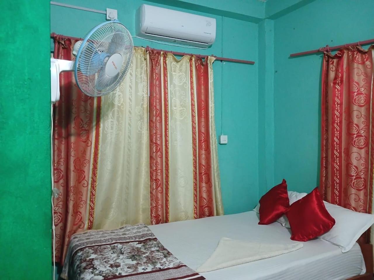 Tiger Corner Inn Homestay Sauraha Exterior photo